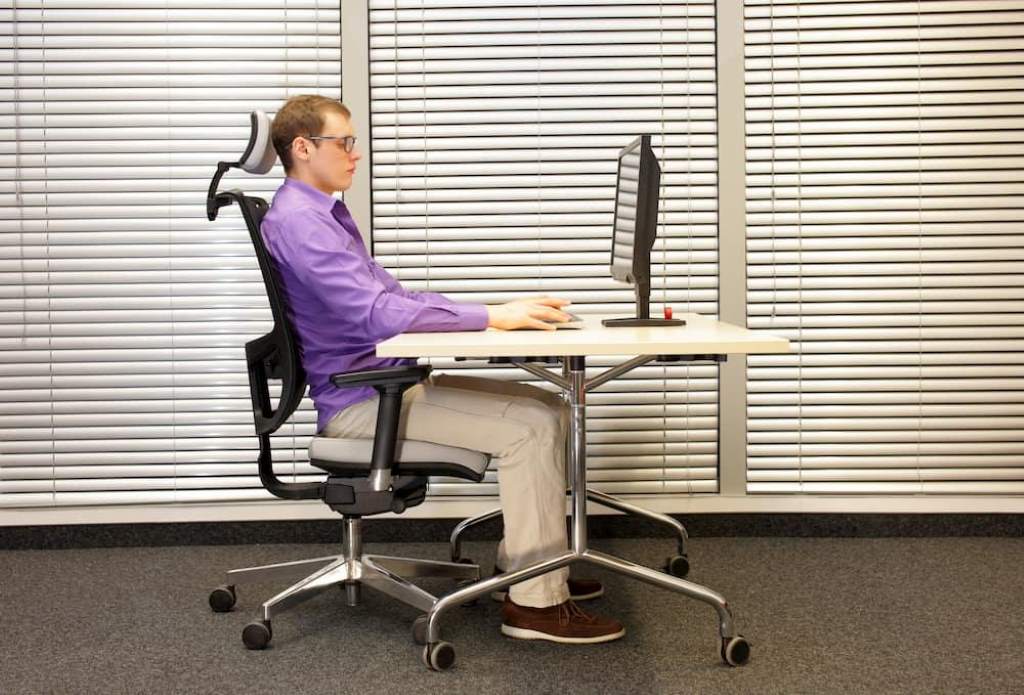 Ergonomics, proper posture to sit and work on office desk